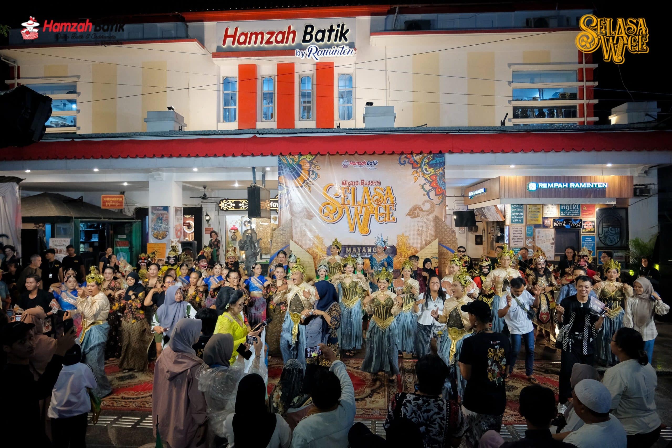 Ilustrasi pembuatan website modern dengan kode program dan perangkat laptop