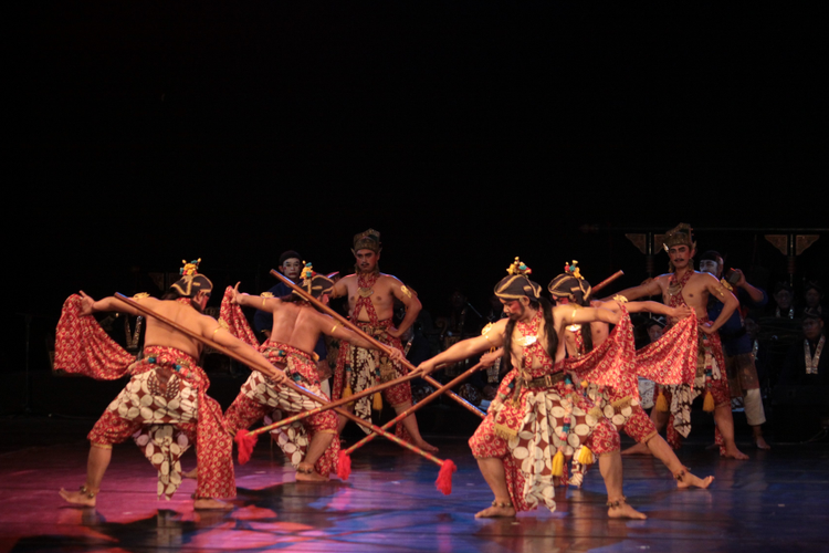 Ilustrasi pembuatan website modern dengan kode program dan perangkat laptop