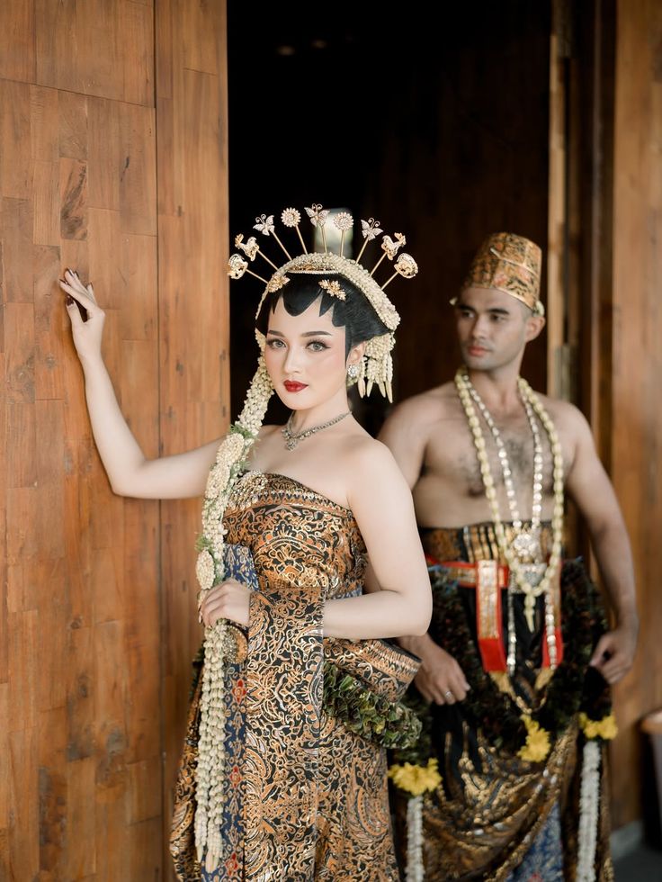 Ilustrasi pembuatan website modern dengan kode program dan perangkat laptop