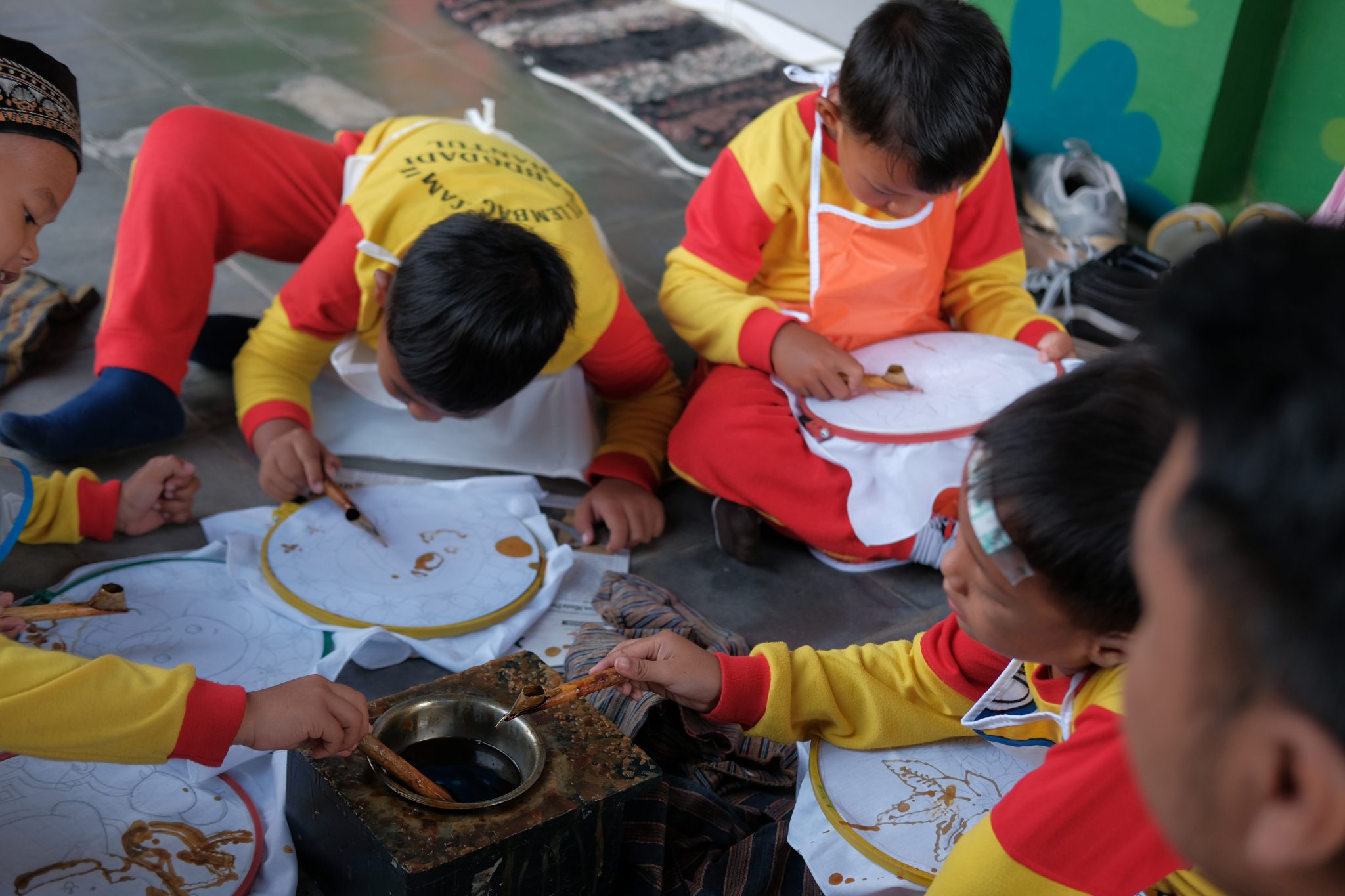 Foto kegiatan membatik anak-anak