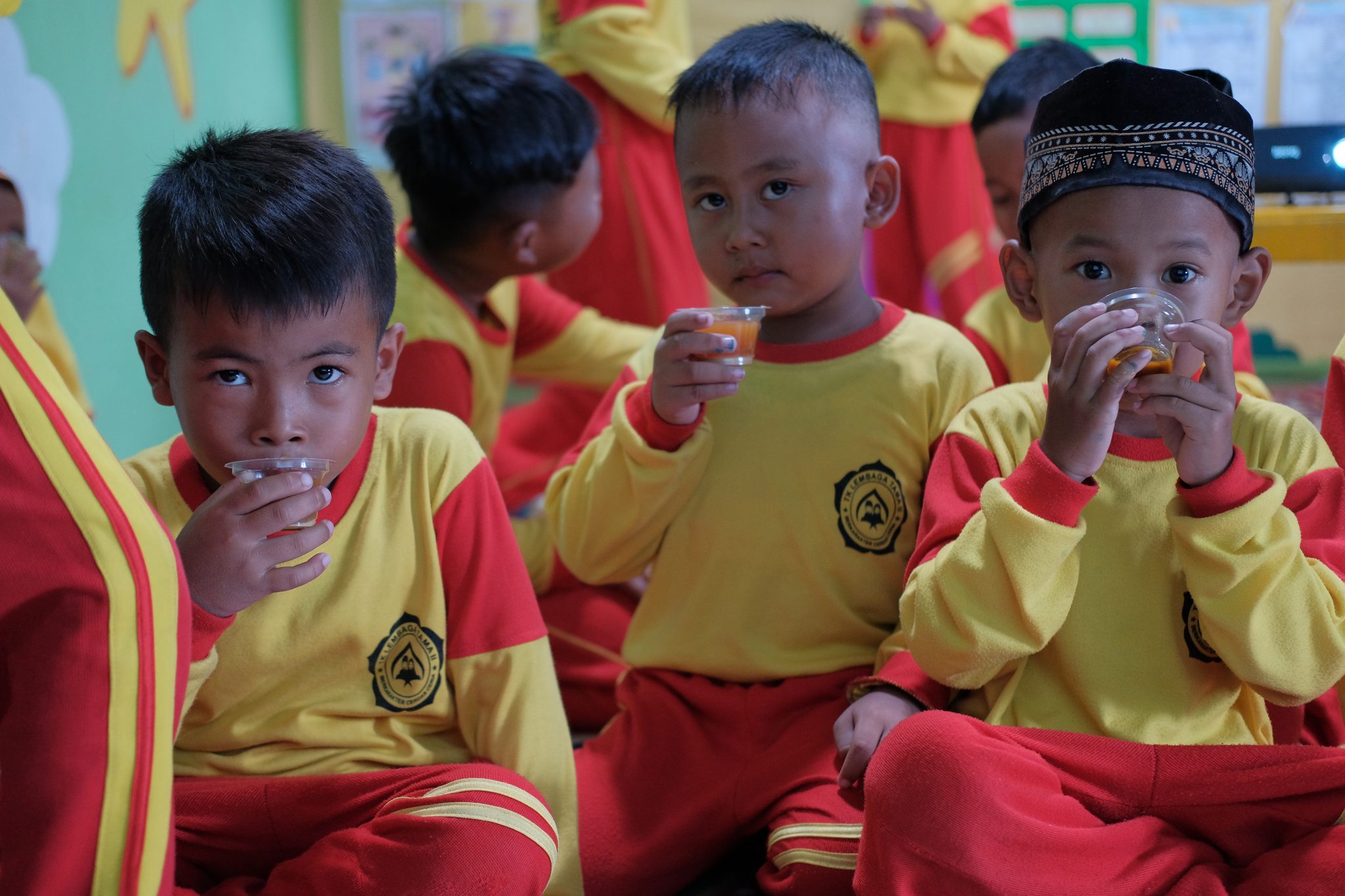 Foto sesi minum jamu tradisional