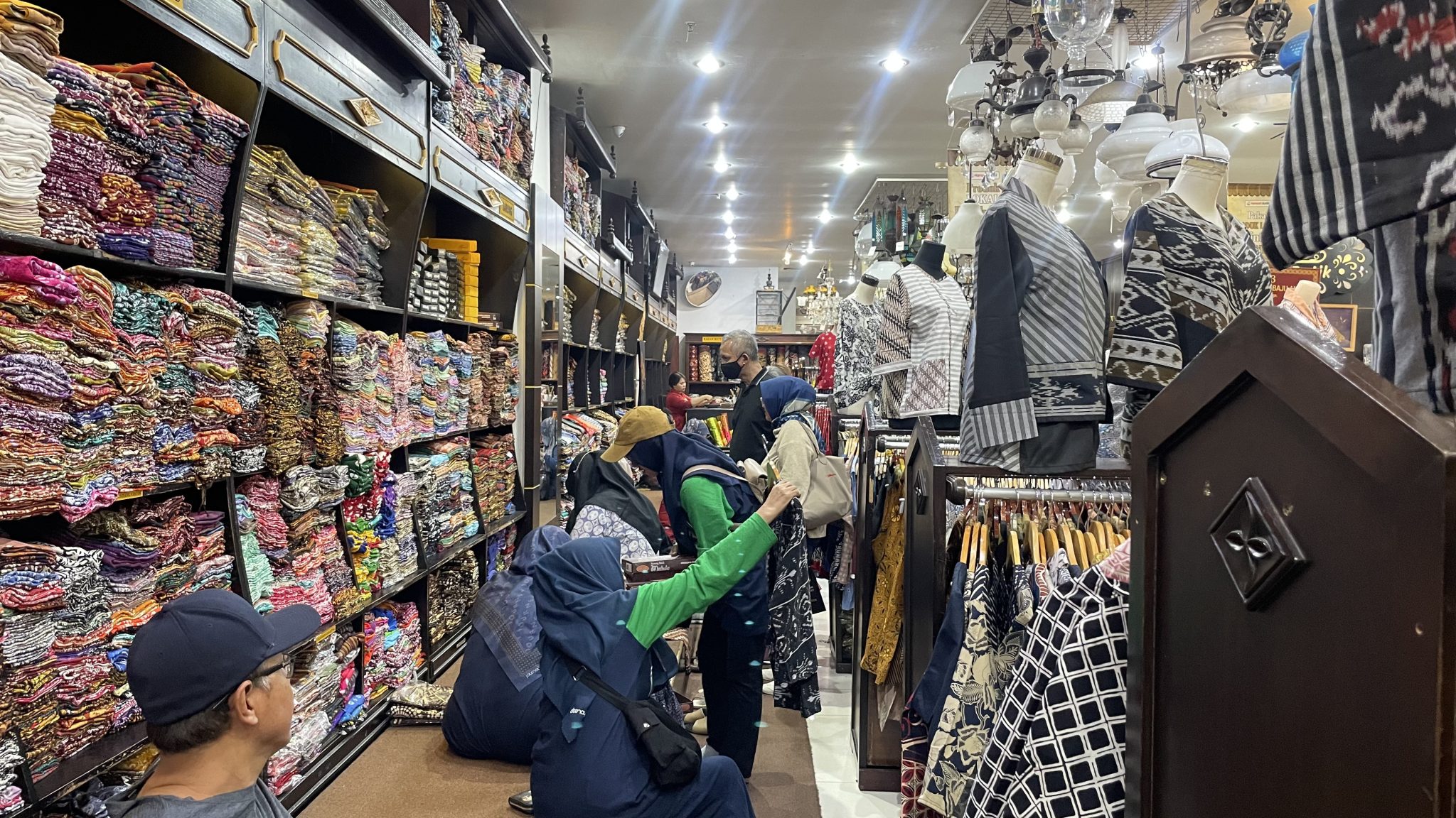 oleh-oleh batik di lantai 1