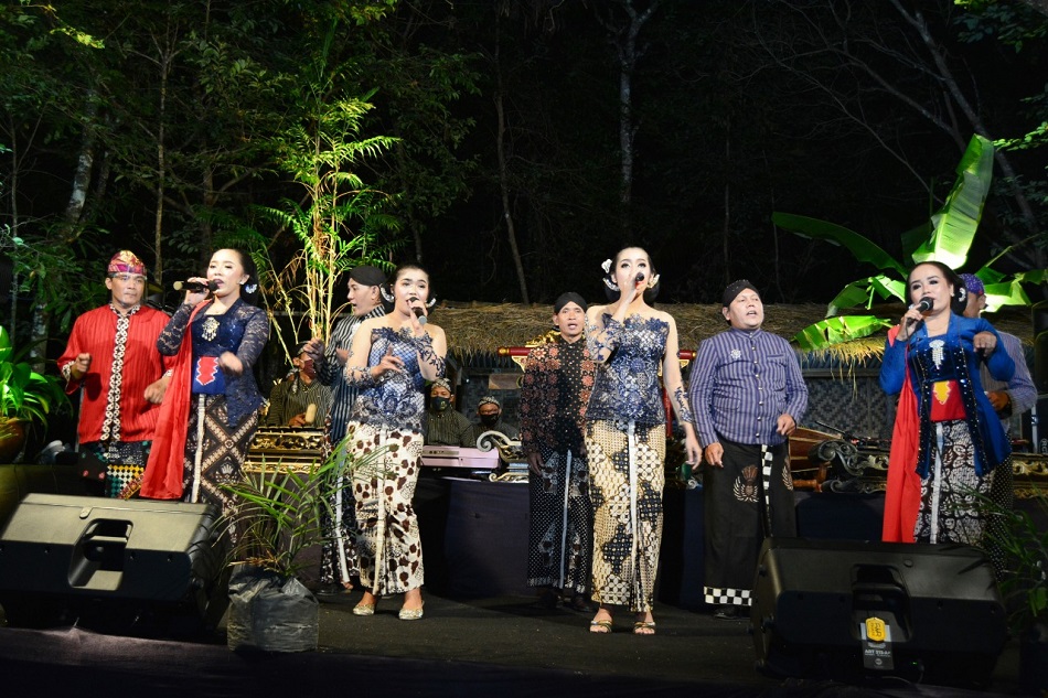 Ilustrasi pembuatan website modern dengan kode program dan perangkat laptop