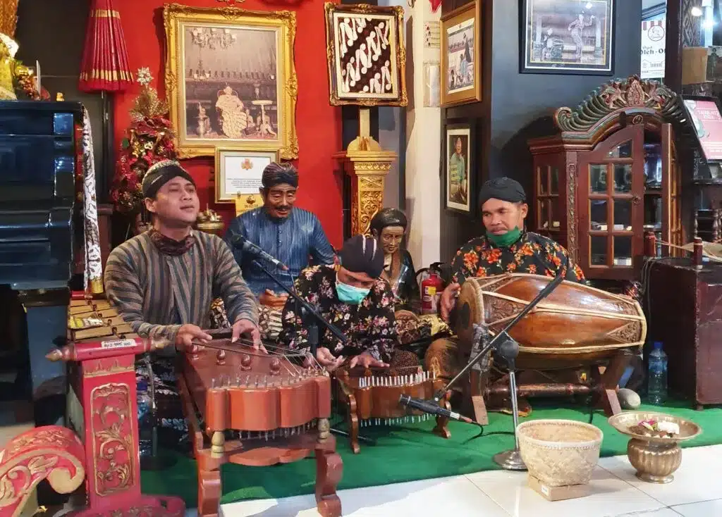 Menikmati Live Musik Siter Sambil Berbelanja