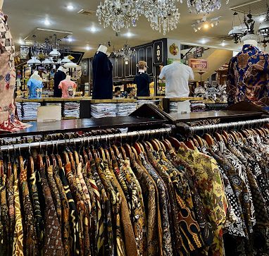 Produk batik dan kerajinan di Hamzah Batik