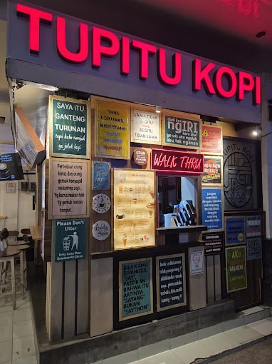 Ilustrasi pembuatan website modern dengan kode program dan perangkat laptop